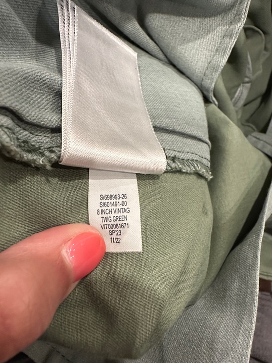 GAP Men's twig Green Flat Front Chino Short. 8 inch inseam. Size 36. - Picture 9 of 10